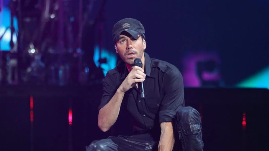 Enrique Iglesias es diagnosticado con neumonía
