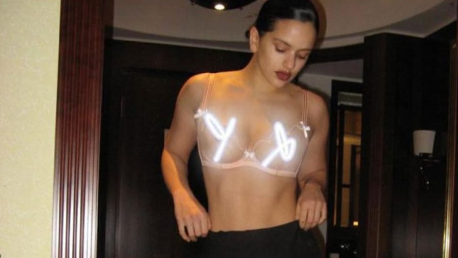 Rosalía explota contra el rapero que publicó fotos falsas de ella desnuda: "Da pena... y asco"