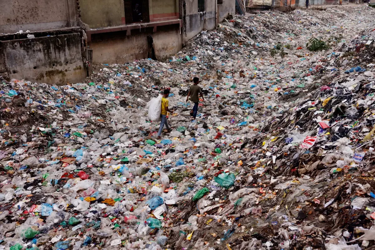 Reunión de países en París busca un tratado contra la contaminación por plástico