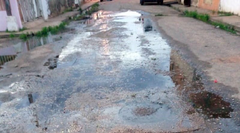 Desbordamiento de aguas servidas afecta a urbanización de El Tigre