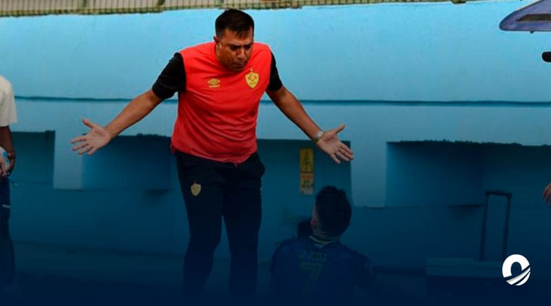César Farías será suspendido por 14 meses luego de agredir a dos jugadores en Ecuador