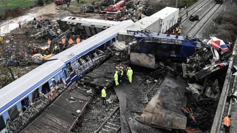 Al menos 30 muertos y 300 heridos por un choque entre trenes en el este de la India