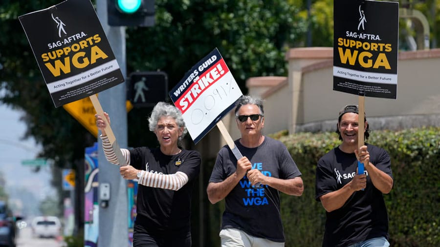 Directores de Hollywood llegan a un acuerdo provisional con los guionistas en huelga