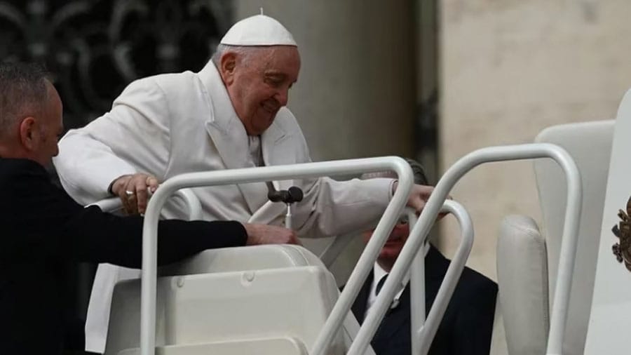 La operación del papa Francisco terminó, "sin complicaciones"