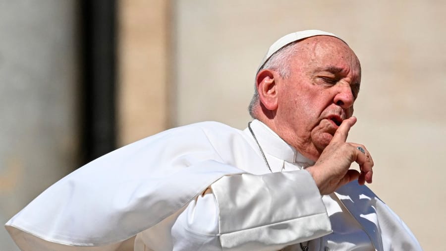 El papa Francisco ya pudo levantarse y retomar su trabajo