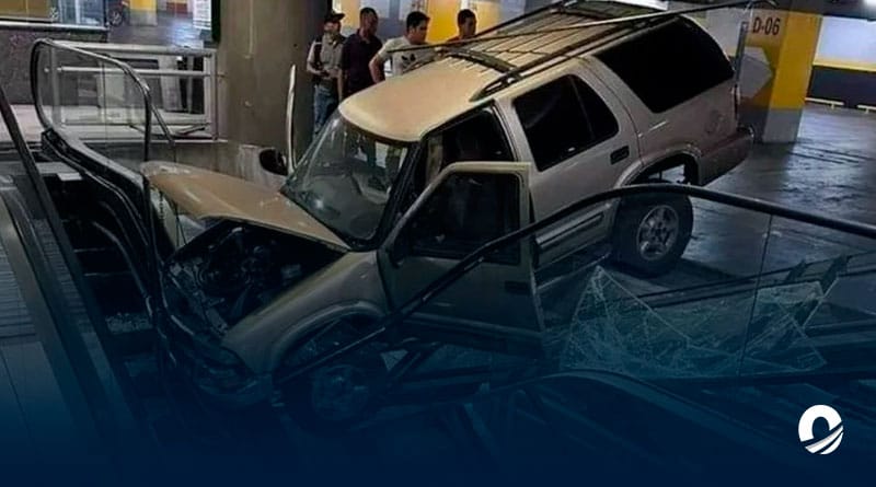 Camioneta se estrelló contra las escaleras eléctricas de Sambil Chacao