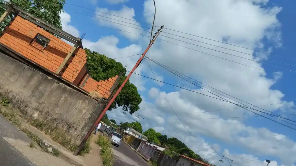 Habitantes de Brisas de Aeropuerto denunciaron deterioro de poste de electricidad