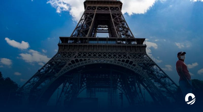 Hombre fue detenido por lanzarse en paracaídas desde la cima de la Torre Eiffel