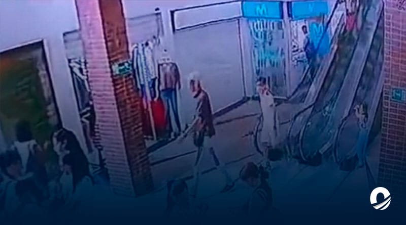 Vigilante de centro comercial salva a niña que cayó desde unas escaleras mecánicas en Petare