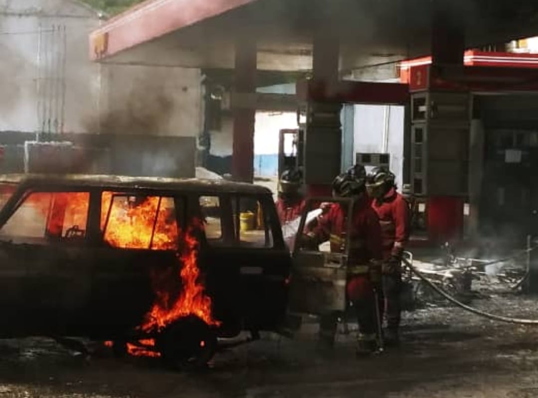 Vehículos se incendiaron en una estación de servicio de Caracas