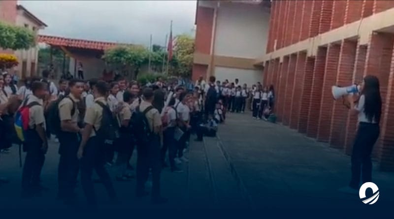 Estudiantes en Mérida protestaron ante la falta de profesores