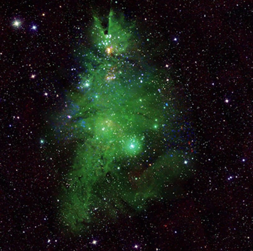 La NASA capturó un grupo de estrellas con forma de árbol de navidad
