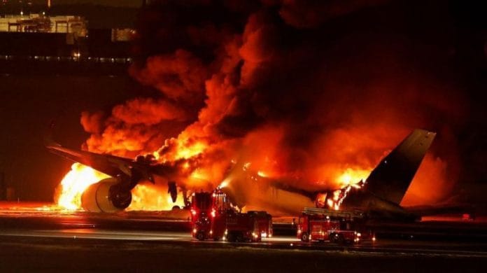 Evacuados 379 pasajeros por incendio de avión en aeropuerto de Tokio