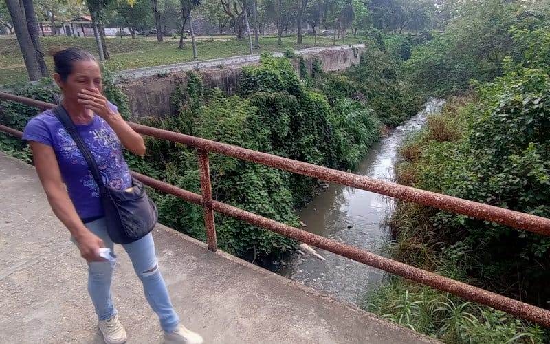 SUCRE | Vecinos de La Viña exigen reparación de tubería de aguas servidas