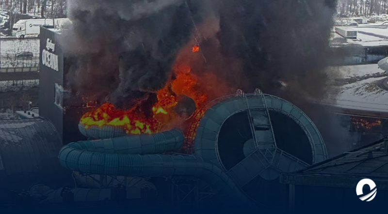 Tres días de intensas llamas lleva el parque acuático más grande de Suecia 