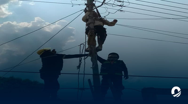 Cuerpos de seguridad rescataron a hombre en estado etílico suspendido de un poste de electricidad