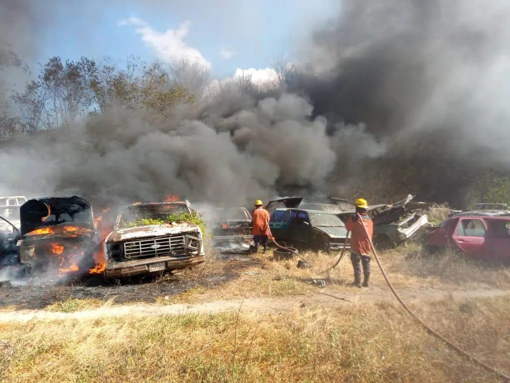 SUCRE | Más de 30 vehículos se prendieron en llamas tras incendio en Carúpano