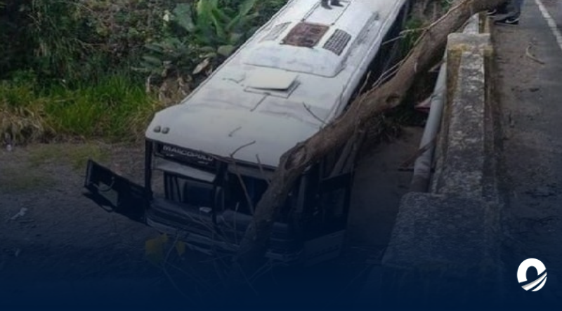 Autobús con 51 pasajeros perdió el control en Barinas