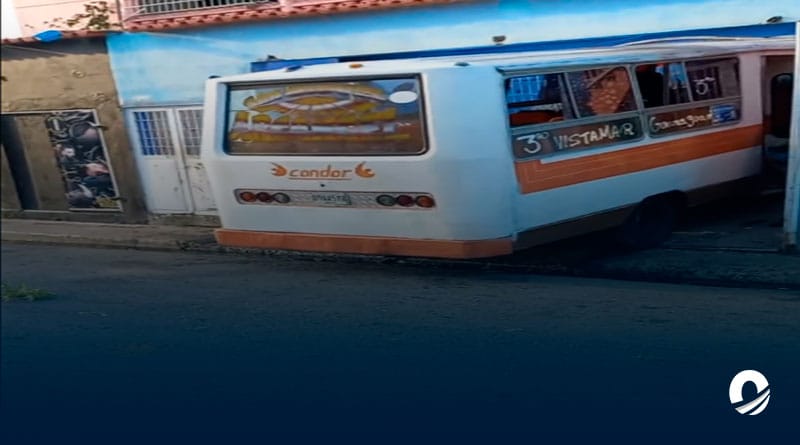 Autobús impactó contra el portón de una casa en Anzoátegui