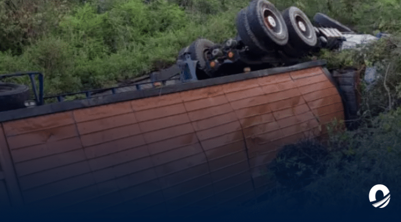 Gandola que transportaba aceite en Falcón fu saqueada tras haberse volcado