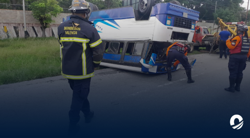 Falla mecánica causó que un autobús se volcara en una autopista de Naguanagua