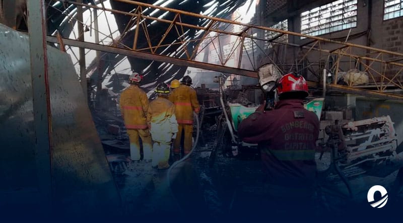 Bomberos sofocaron incendio en fábrica de acrílicos en Miranda