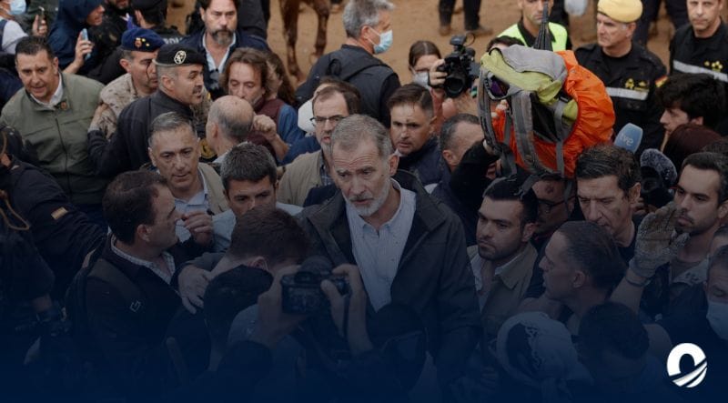 Rey y Jefe de Gobierno de España fueron recibidos con abucheos y barro en Valencia