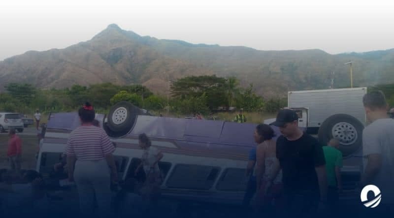 Volcamiento de autobús en la Autopista Regional del Centro dejó seis muertos y 21 heridos