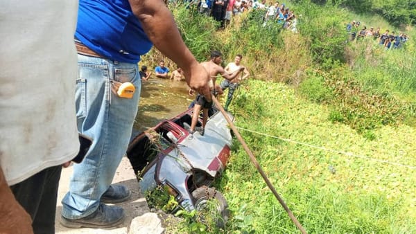 Al menos siete muertos y tres heridos dejó volcamiento de autobús en Higuerote