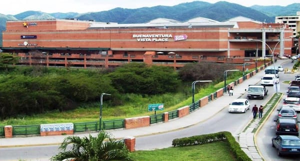 Grupo de jóvenes fue captado intimidando a personas en centro comercial de Miranda