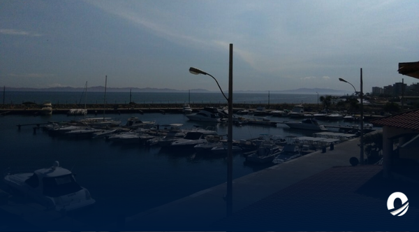 Embarcación se incendió en el muelle del C.C “Marina Plaza” de Cumaná