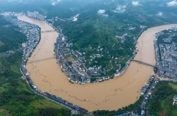 Devastadoras inundaciones en China dejaron tres muertos y más de 80 mil evacuados