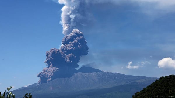 Volcán Etna entró en erupción en Italia