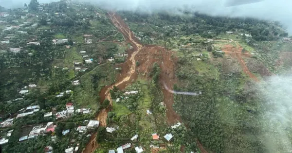 Diez muertos y 15 desaparecidos tras deslizamiento de tierra por fuertes lluvias en Medellín