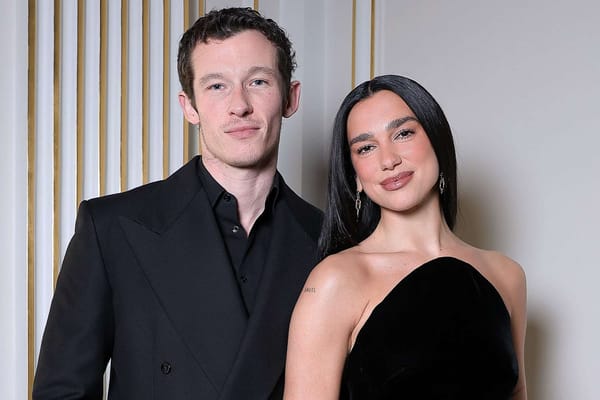 Dua Lipa anunció su compromiso con Callum Turner