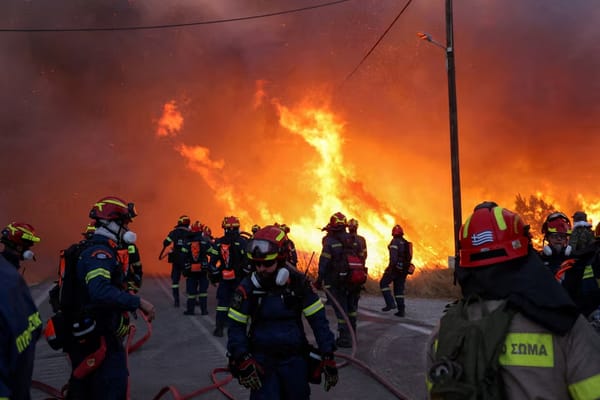 Grecia desplegó más de 400 bomberos para frenar incendios en Quíos