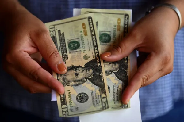 Detuvieron a operadores de portales que difundían el precio del dólar paralelo