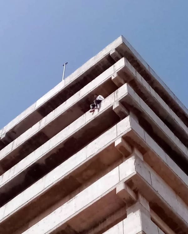 Hombre intentó lanzarse del octavo piso de un centro comercial en el estado Zulia