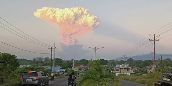 Activan alerta máxima en Indonesia por erupción del volcán Lewotobi