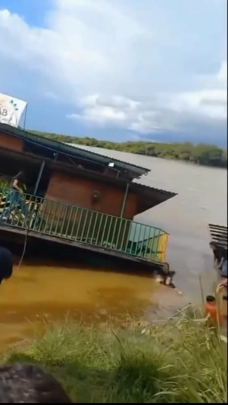 Restaurante flotante se hundió en las aguas del río Manacacías de Colombia