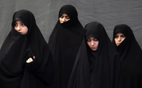 Irán suspendió uso obligatorio del hiyab tras años de presión social contra las mujeres
