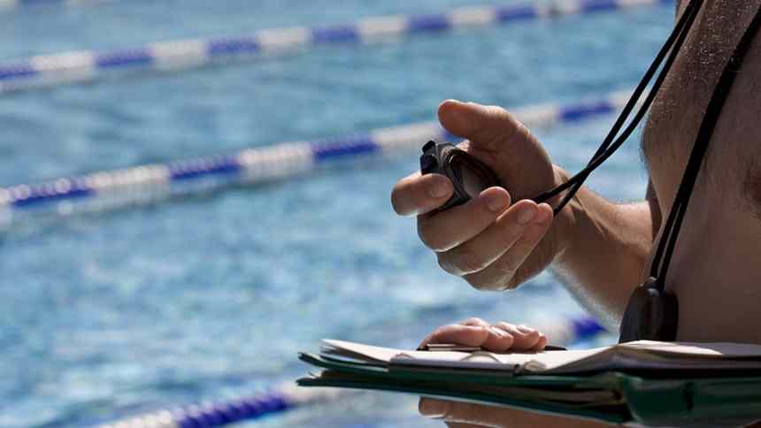 Profesor de natación y su esposa fueron detenidos por abusar de sus alumnos