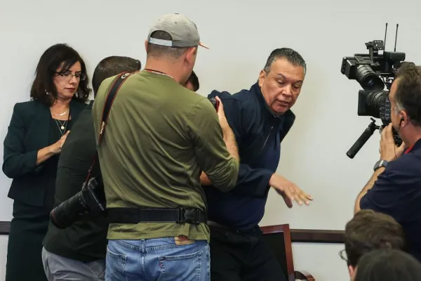 Senador de California fue retirado a la fuerza durante conferencia de prensa de la secretaria de Seguridad Nacional