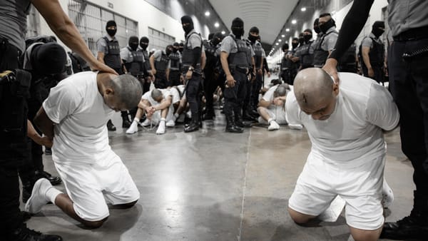 Venezolano que fue recluido en el Cecot demandó al gobierno de Estados Unidos