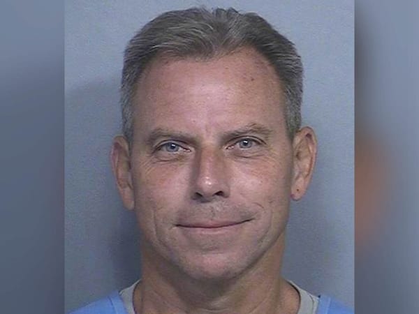 Erik Menéndez se encuentra hospitalizado por cálculos renales graves