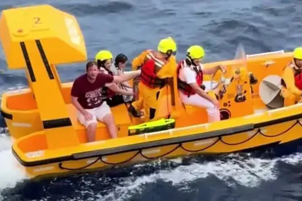 Hombre saltó desde un crucero para salvar a su hija que cayó por la borda