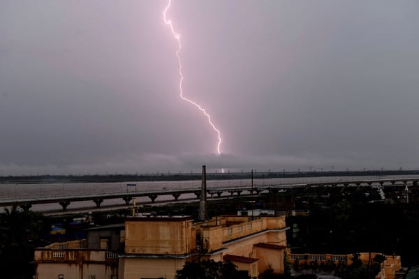 Al menos 33 personas murieron impactados por un rayo durante tormenta eléctrica en India