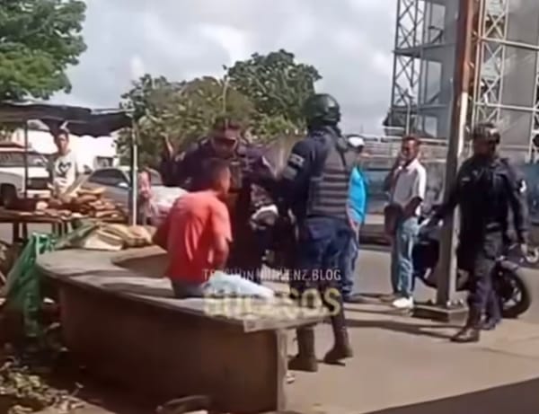 Funcionario policial fue captado golpeando a un ciudadano en situación de calle en Monagas