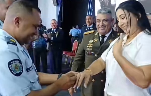 Sucre | Policía le propuso matrimonio a su pareja durante un acto de ascenso en Cumaná