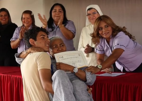 Joven subió al escenario con su abuela en brazos para recibir su título de bachiller